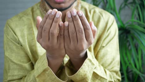 hombre musulmán mantener la mano en los gestos de oración durante el ramadán, cerca
