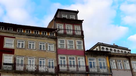 Gaviotas-Volando-Sobre-Cais-Da-Ribeira-Alrededor-De-Casas-Tradicionales-De-Colores-Pastel-Cuidadosamente-Apiladas-Frente-Al-Río-Duero