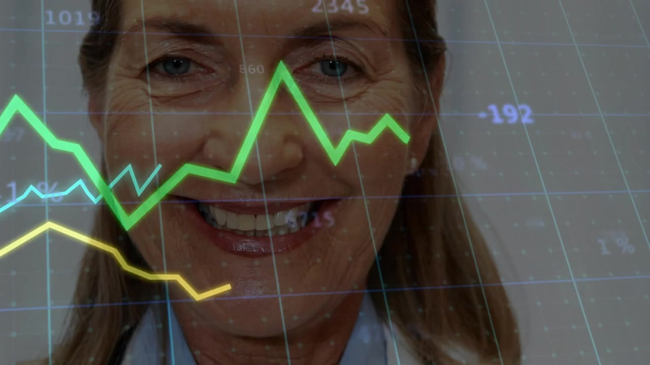 Medico anziano con stetoscopio e camice da laboratorio, la telecamera si muove verso l'alto rivelando dati e grafici sul viso.