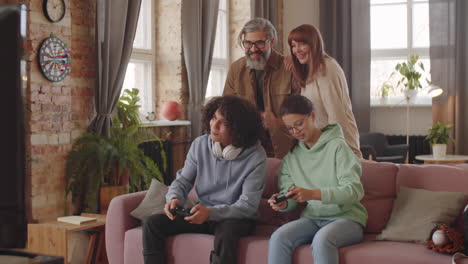 familia divirtiéndose jugando a juegos de consola en casa