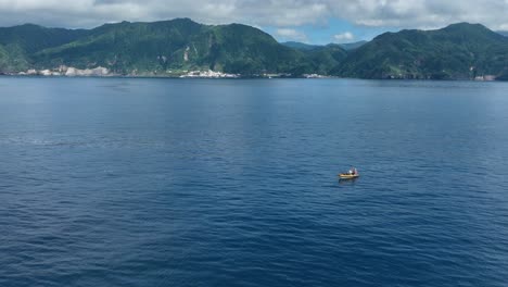 Barco-De-Avistamiento-De-Ballenas-Que-Lleva-A-Los-Turistas-A-Una-Experiencia-De-Excursión-Marina