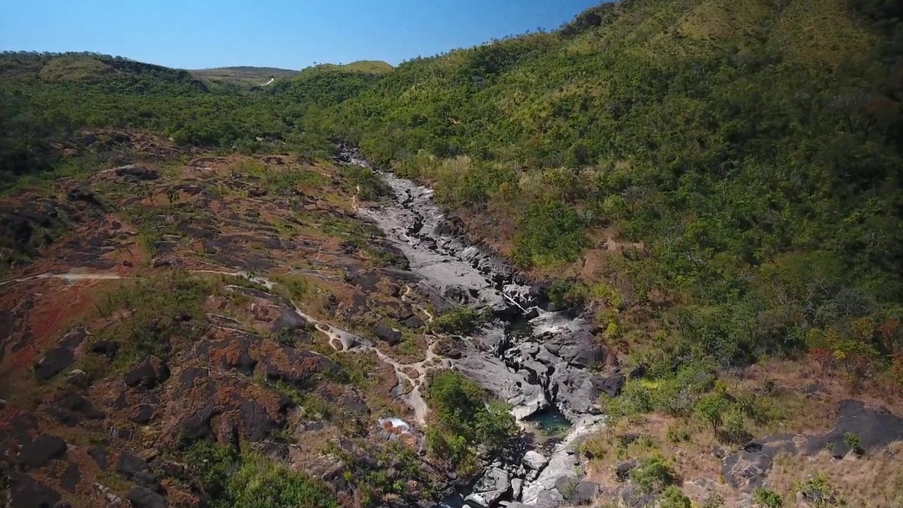 Henkeäsalpaavaa dronekuvaa Chapada dos Veadeirosista, Alto Paraíso de Goiásista, Brasiliasta.