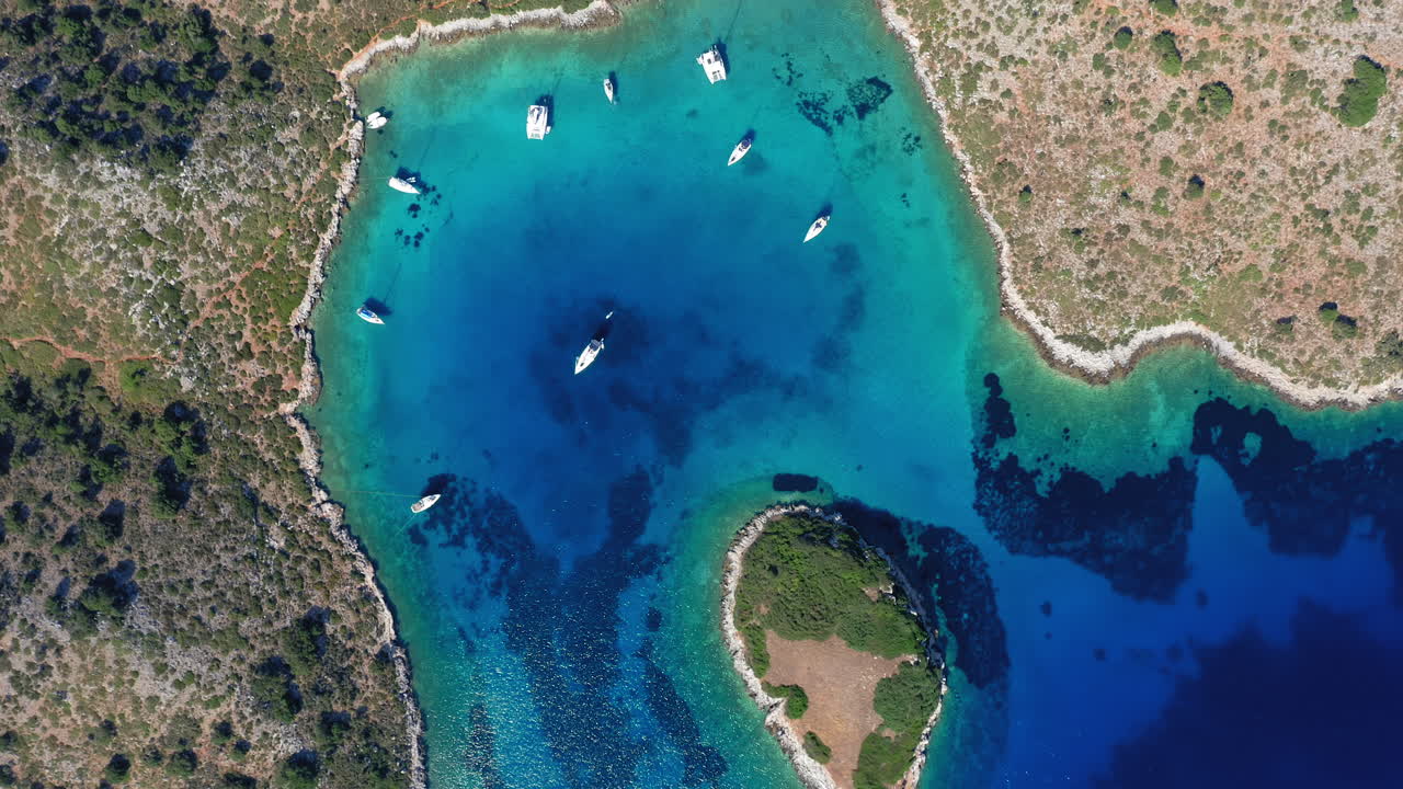 Aerea: Vista a volo d'uccello della baia dell'isola greca di Kira Panagia nelle Sporadi Settentrionali, Grecia.