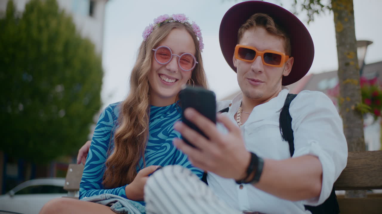 Giovane coppia che condivide uno smartphone