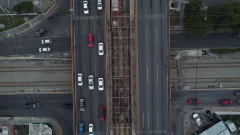 Tren-Aéreo-Dando-Vueltas-Y-Debajo-De-Los-Coches-Y-Los-Rieles-Del-Tren