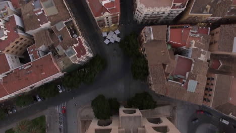 Volando-Sobre-Las-Torres-De-Serranos-En-Valencia,-España.