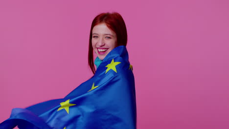 Bonita-Jovencita-Ondeando-La-Bandera-De-La-Unión-Europea,-Sonriendo,-Aplaudiendo-Las-Leyes-Democráticas,-Las-Libertades-De-Derechos-Humanos.