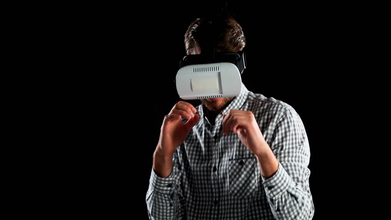 hombre sonriente usando auriculares de realidad virtual 4k
