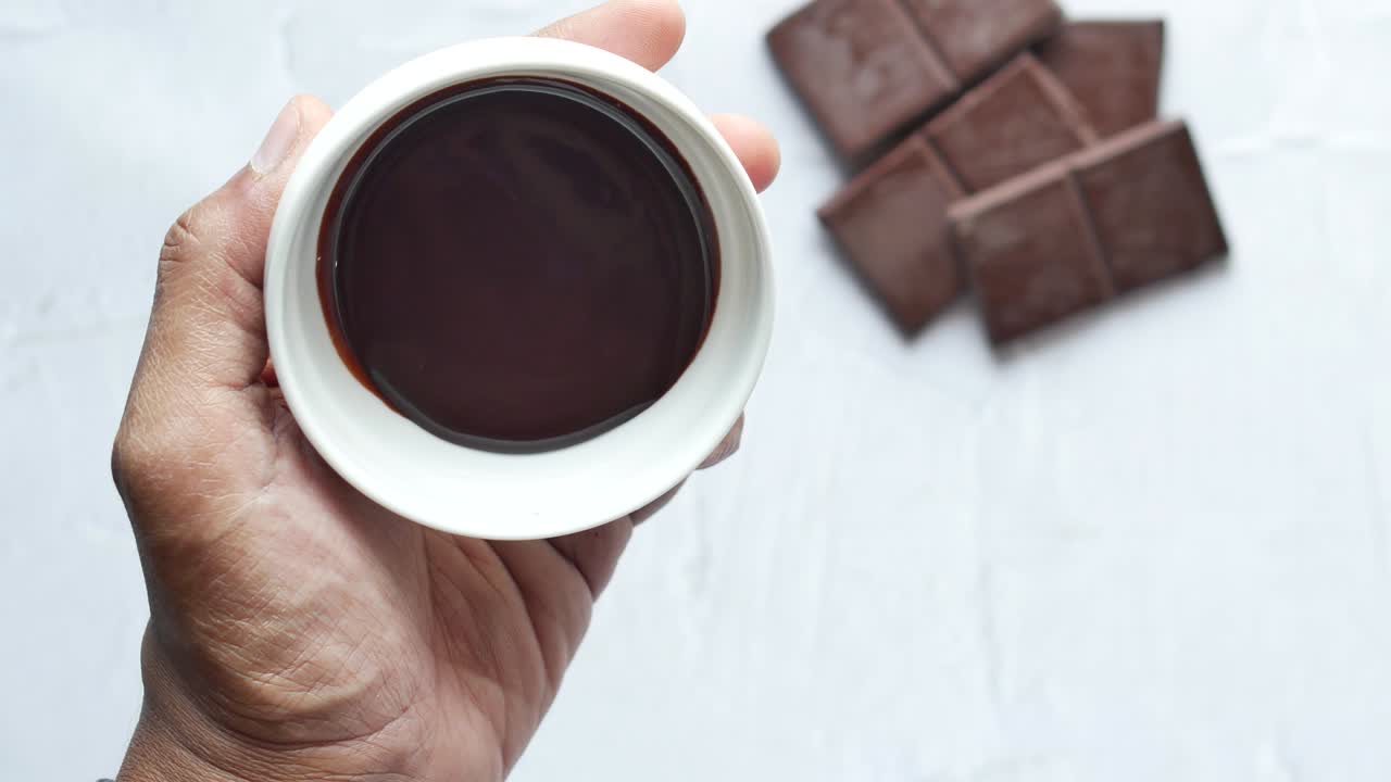 salsa de chocolate en la mano