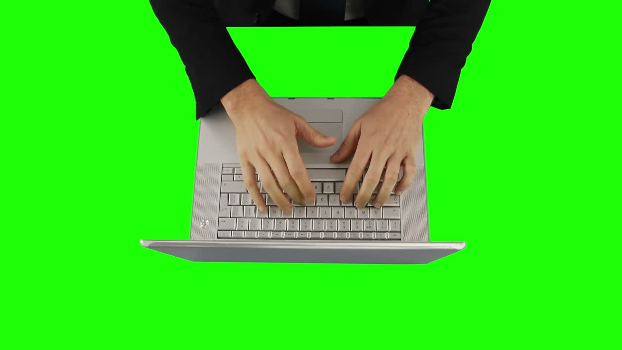 visión general de un hombre de negocios usando una computadora portátil y hablando