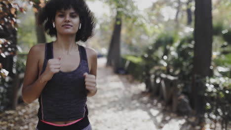 Super-Fit-Chica-Negra-Con-Rizos-Trotando-En-El-Parque-Del-Retiro-Madrid-España