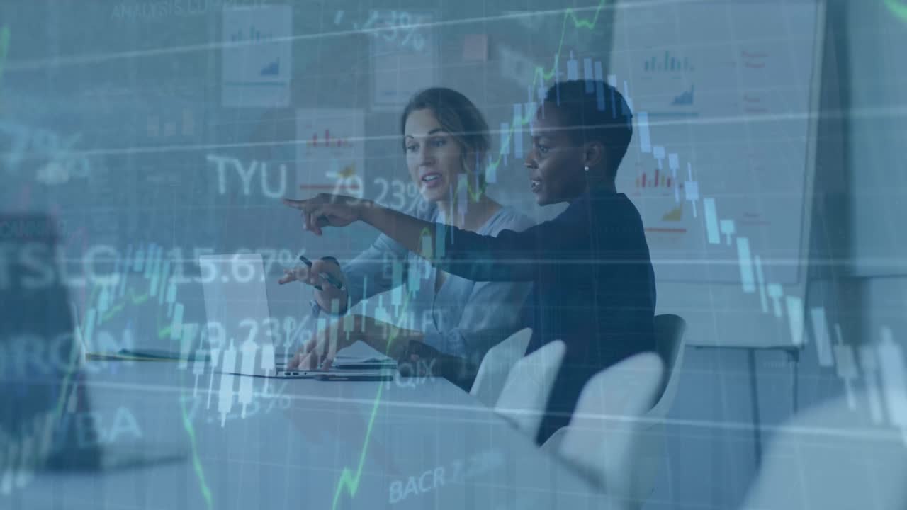 animación de gráficos y tablero de comercio sobre diversas compañeras de trabajo que comparten ideas en la computadora portátil
