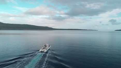 vista aérea del barco de pescadores navegando en el golfo del mar tropical