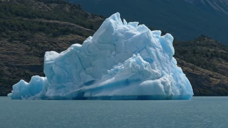 lago argentino es el más grande y meridional de la patagonia argentina.