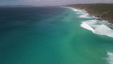 Imágenes-Aéreas-De-Drones-De-La-Costa-De-Albany,-Incluidos-Los-Molinos-De-Viento-Del-Parque-Eólico-De-Albany,-En-El-Oeste-De-Australia