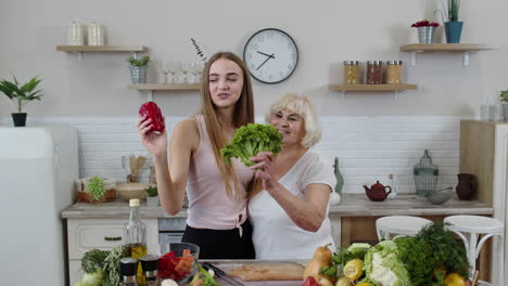 abuela mayor con la nieta recomendando comer alimentos vegetales crudos. dieta vegetal