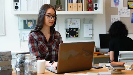 ejecutivo usando computadora portátil mientras toma café