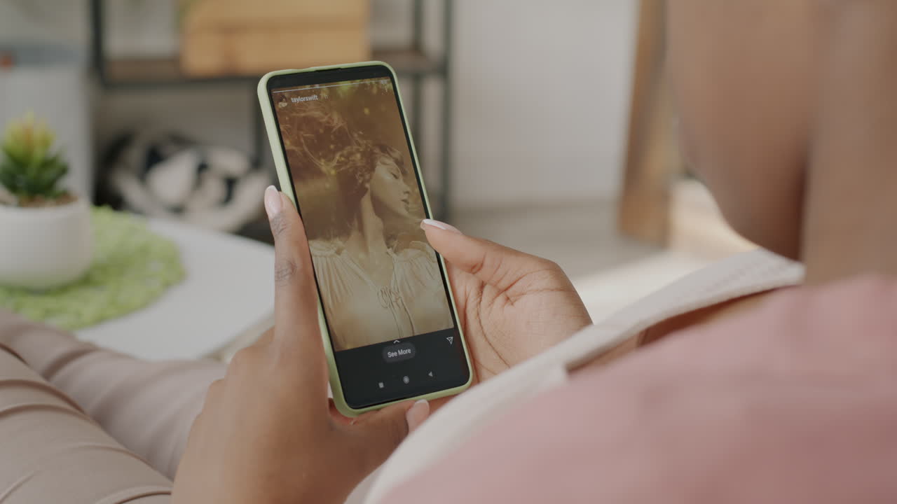 mujer usando un teléfono inteligente