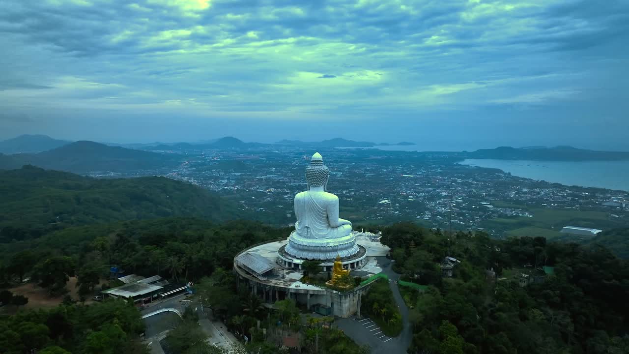 vista aérea durante la puesta de sol de phuket el gran buda, o el gran buda de phoket, es una estatua de maravija buda sentada en phuket, tailandia.