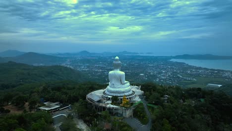 vista aérea durante la puesta de sol de phuket el gran buda, o el gran buda de phoket, es una estatua de maravija buda sentada en phuket, tailandia.