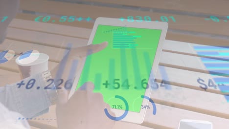 animación del procesamiento de estadísticas sobre un empresario que usa una tableta con pantalla verde