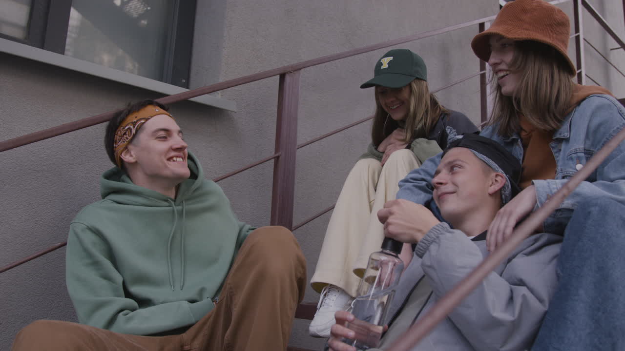 계단에 있는 젊은이들