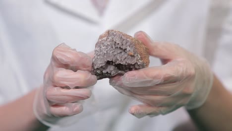 científico examinando una muestra mineral