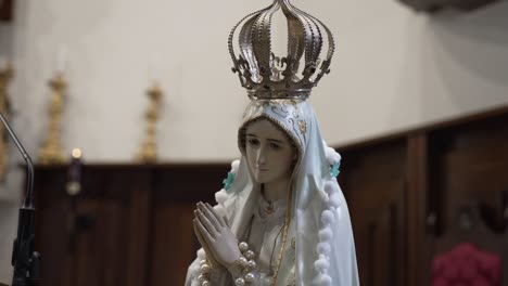 Close-up-of-a-crowned-Virgin-Mary-statue-in-a-church-interior