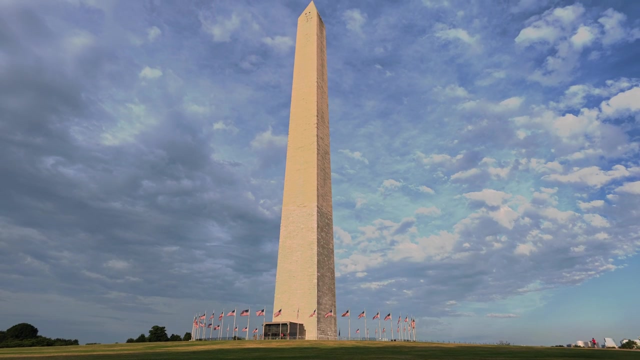 Panorering av Washingtonmonumentet i Washington DC.