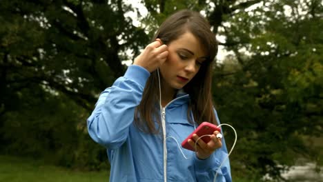 mujer en forma con auriculares