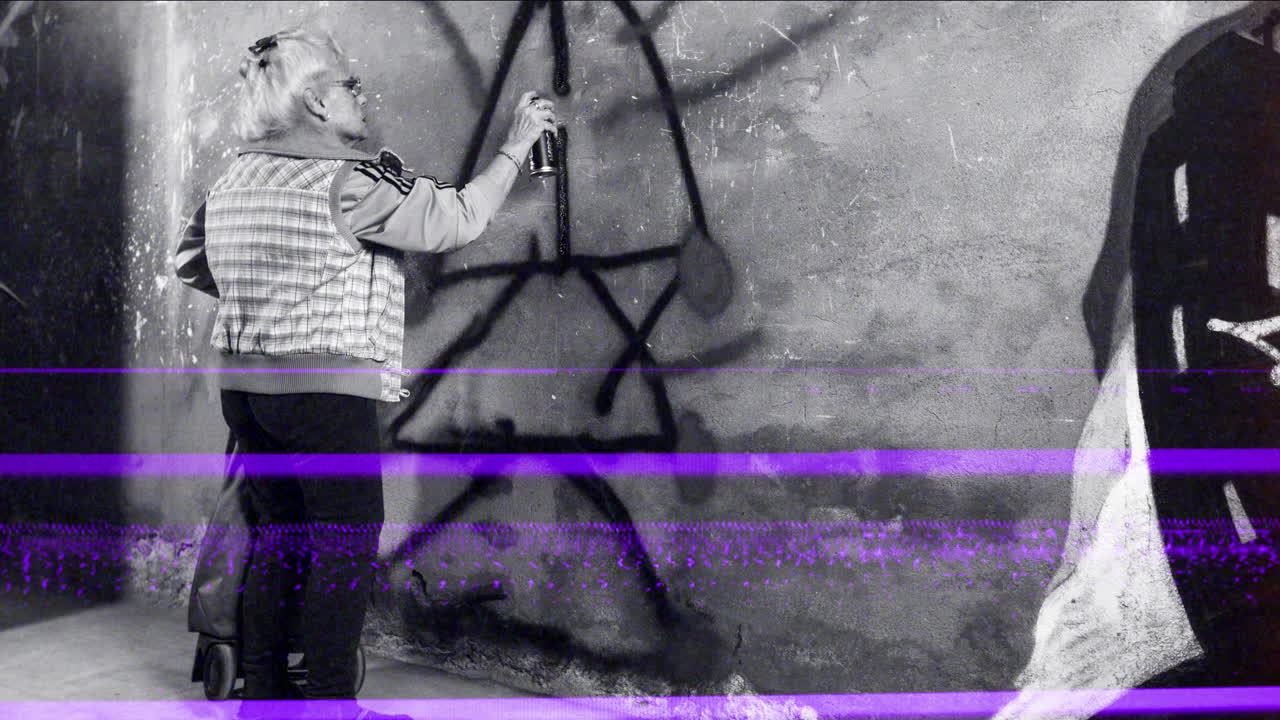 abuela rebelde artista de graffiti contra una pared urbana