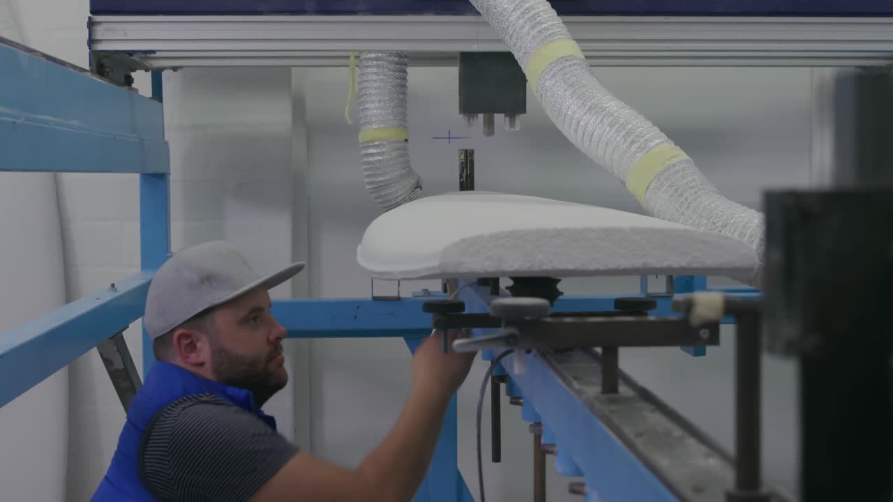 남성 서프보드 제작자 가 작업실 에서