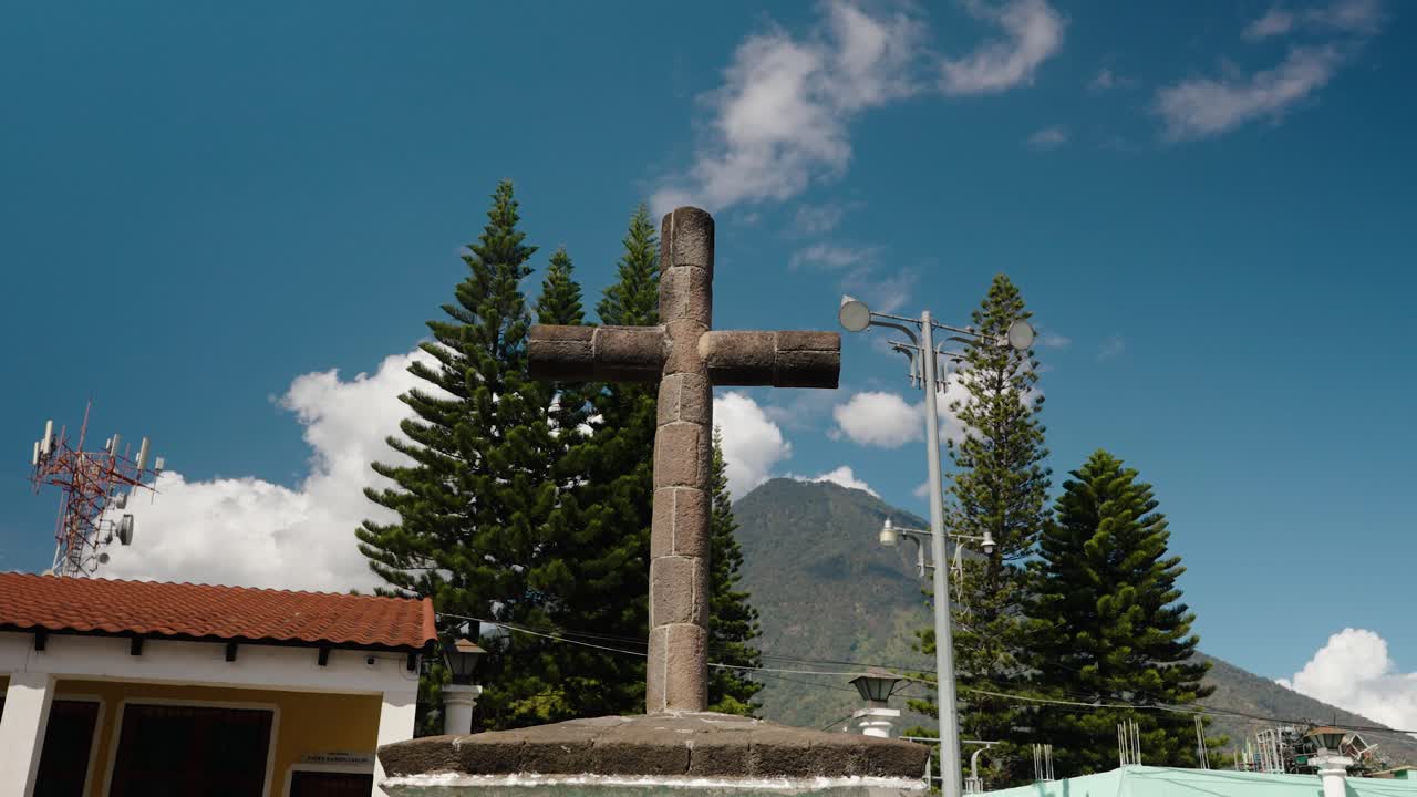 Kamienny pomnik krzyża w wiosce Santiago Atitlán, Gwatemala