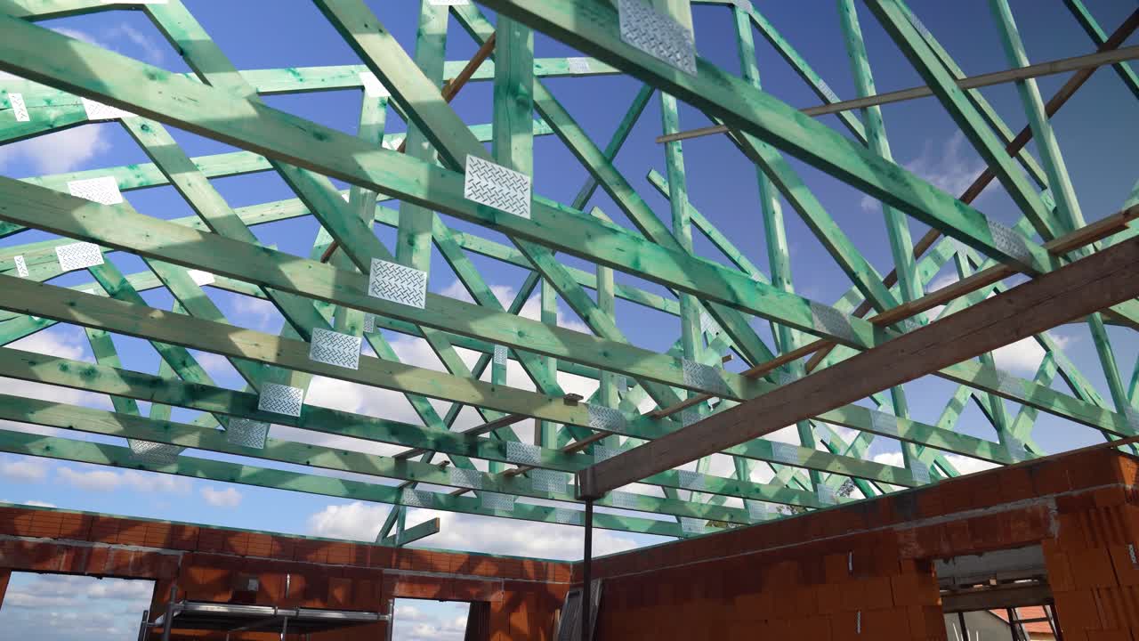 Capriate del tetto in legno verdi su edificio residenziale in costruzione in una giornata di sole