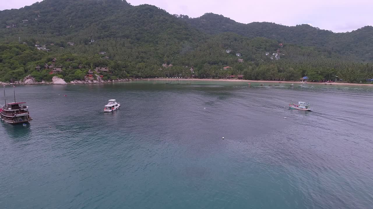 vista aérea de una hermosa playa tropical con barcos y agua clara