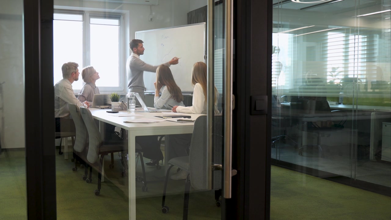 Gruppo di uomini d'affari progressisti felici che lavorano insieme all'avvio presso l'ufficio creativo