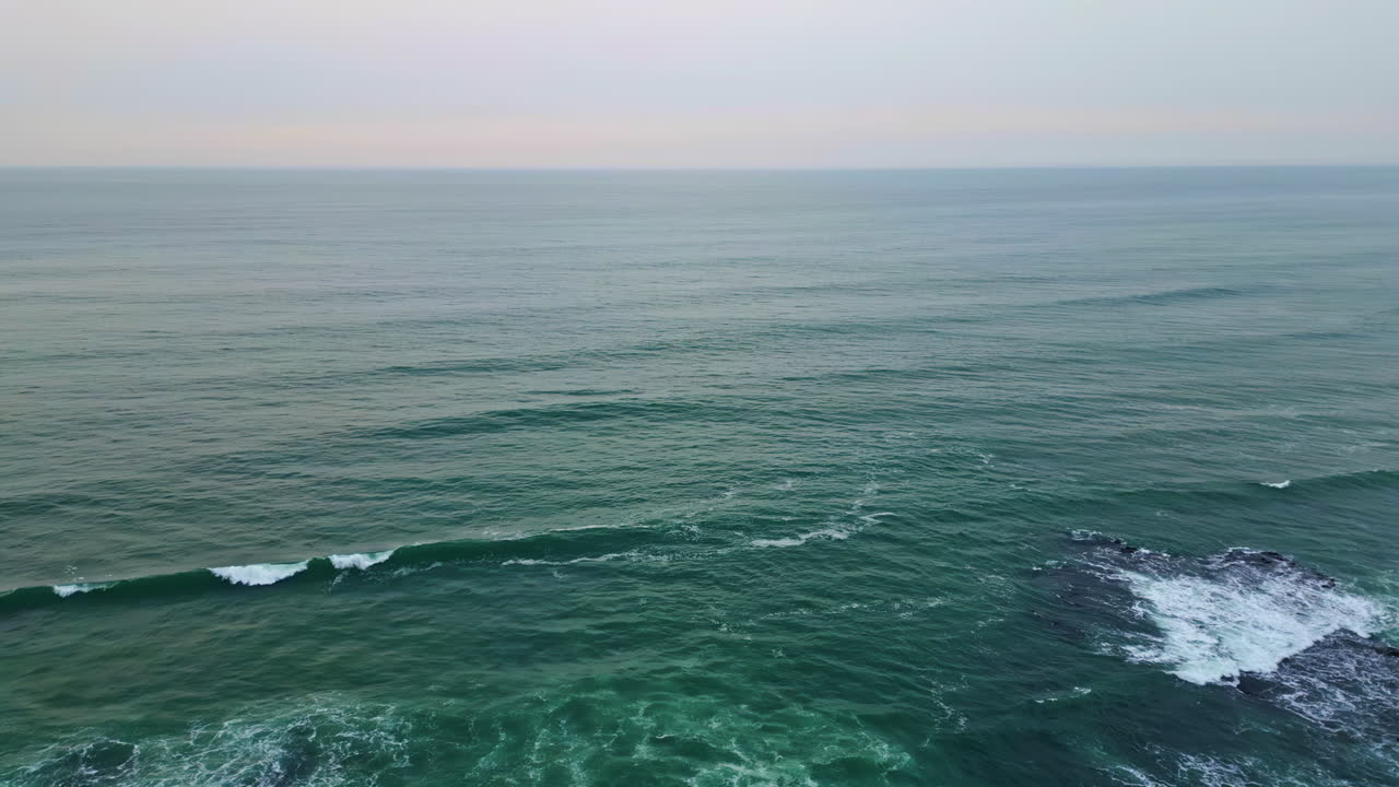 Vista aerea di un drammatico panorama marino nuvoloso. Onde spumeggianti dell'oceano che coprono la spiaggia