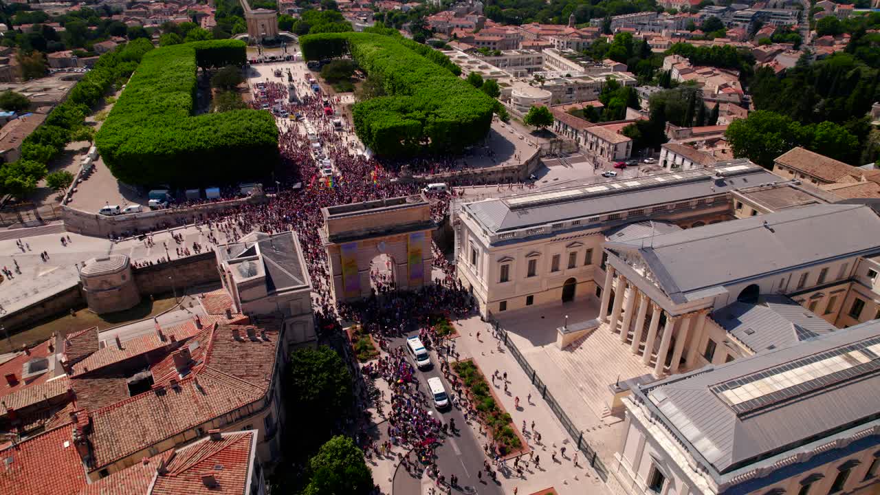 프랑스 몽펠리에 (montpellier) 에 있는 트리 아크 (arc de triomphe) 의 공중 사진.