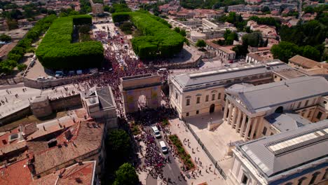 Luftaufnahme-Des-Arc-De-Triomphe-Oder-Triumphbogens-In-Der-Stadt-Montpellier-In-Frankreich,-Während-Der-Gaypride