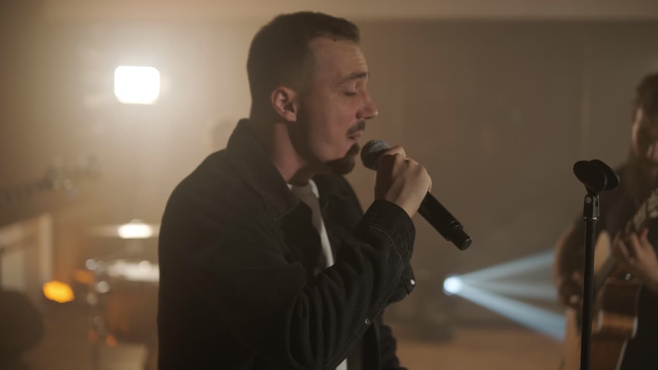 actuación en vivo de la banda con cantante, bajista, pianista, baterista y guitarrista