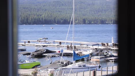 Blick-Auf-Angedockte-Boote-Auf-Dem-See-Aus-Dem-Fenster-4k