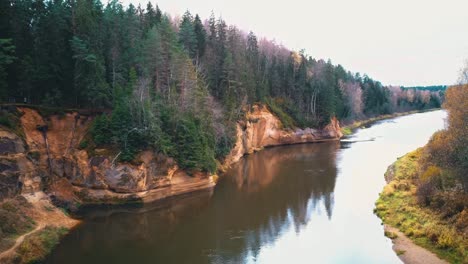 Acantilados-De-Erglu-Y-Gran-Vista-Sobre-El-Río-Gauja-Cesis,-Letonia