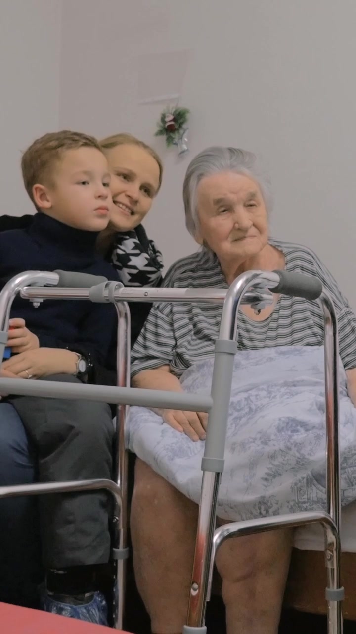 Scattare foto con la nonna anziana