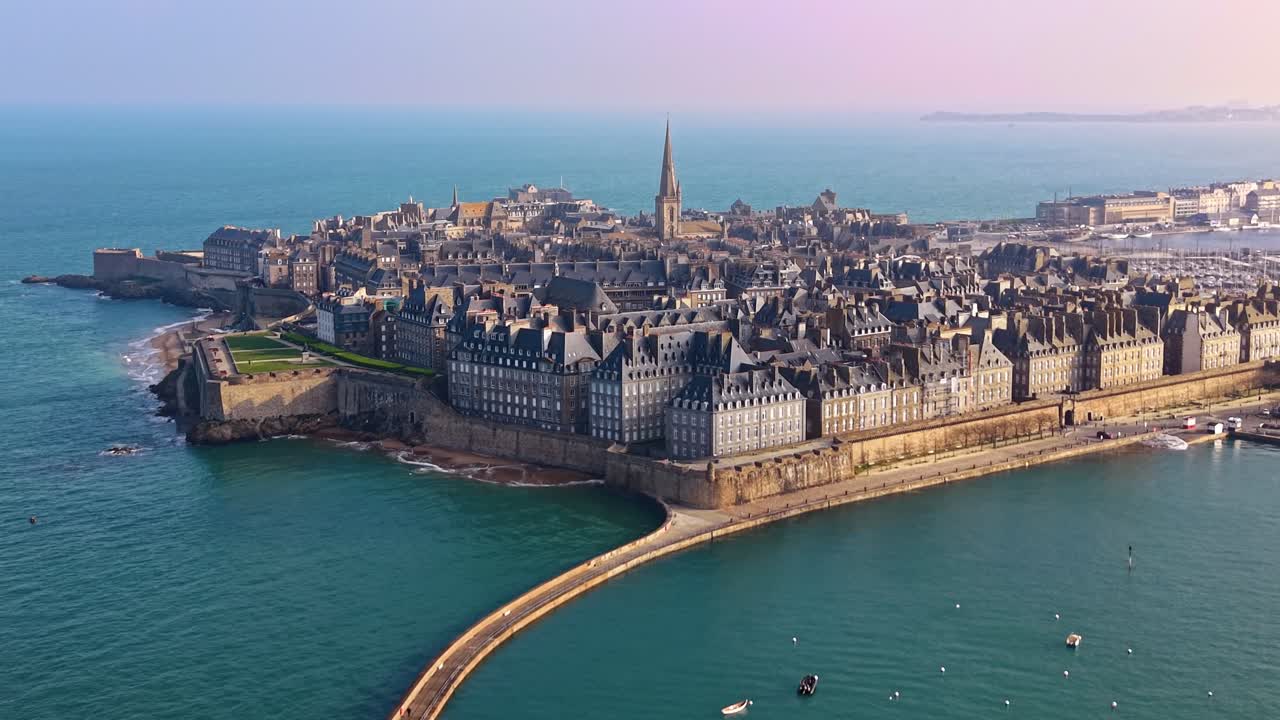 Dron volando hacia la ciudad vieja de Saint Malo, rodeada por el mar durante la marea alta, Bretaña en Francia