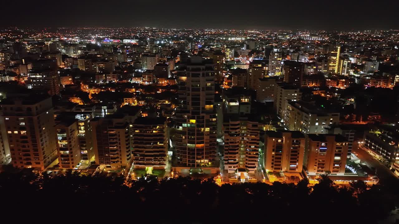 arranha-céus e edifícios na avenida anacaona à noite, cidade de santo domingo na república dominicana