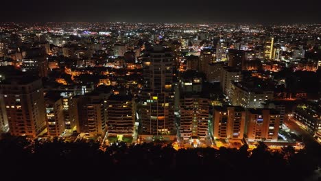 grattacieli ed edifici in avenida anacaona di notte, città di santo domingo nella repubblica dominicana