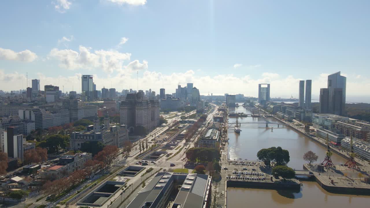 vista aérea pasando sobre un canal que revela la autopista paseo del bajo en la ciudad de buenos aires