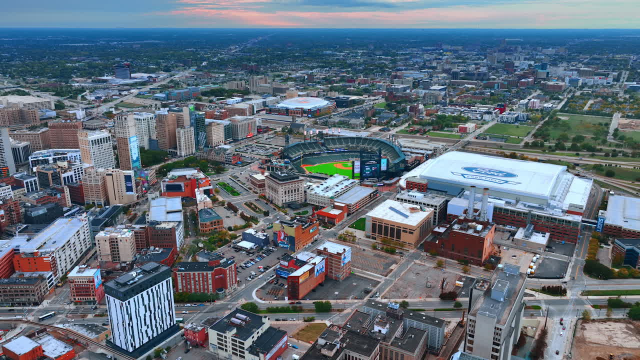 Detroit, USA, 28 lipca 2025: Lot nad panoramą Detroit, Michigan, USA o zachodzie słońca. Zbliżanie się do Comerica Stadium w centrum miasta