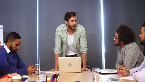 ejecutivos de negocios masculinos teniendo una discusión en una reunión