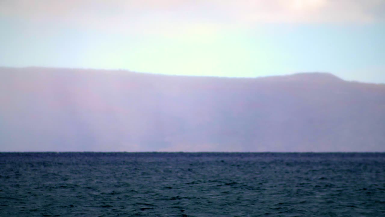 하와이 바다 표면 산 배경 슬로우 모션